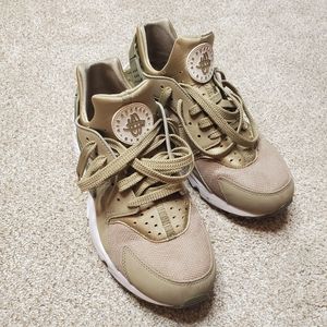 Size 10 1/2 Nike tutone Harrachi.